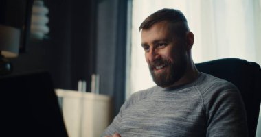 Menkul Kıymetler Borsası Menkul Kıymetler Borsacısı Başarılı Ticaret Anlaşması, İş Ortağıyla Görüşme, Gerçek zamanlı Hisseleri İzleme, Ofiste Dizüstü Bilgisayarda Çalışma. İşadamı Kârlı Yatırımlar Yapıyor.