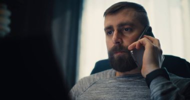 Profesyonel Borsa Komisyoncusunun Telefonla Konuşması, Gerçek zamanlı borsa grafiklerinin izlenmesi ve dizüstü bilgisayar kullanımı. Modern İçişleri 'nde Başarılı Yatırım Ajanı Çalışıyor.