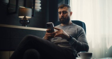 Profesyonel Borsa Komisyoncusu Gerçek Zamanlı Borsa Analizi ve Akıllı Telefon kullanarak Borsa Çizelgeleri, Yatırım Yapıyor. Finans Dairesi 'nin rahat ofisinde çalışan başarılı Yatırım Ajanı.