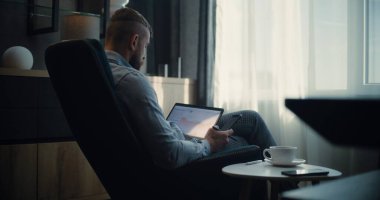 Tablet Bilgisayar ve Smartphone kullanarak borsa komisyoncusu, Çevrimiçi Ticaret Uygulamasında Gerçek zamanlı borsa ve borsa grafiklerini analiz ediyor. Finansal Büro 'da çalışan başarılı Yatırım Ajanı