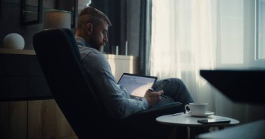 Tablet Bilgisayar ve Smartphone kullanarak borsa komisyoncusu, Çevrimiçi Ticaret Uygulamasında Gerçek zamanlı borsa ve borsa grafiklerini analiz ediyor. Finansal Büro 'da çalışan başarılı Yatırım Ajanı