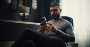 Profesyonel Borsa Borsası Analizi Gerçek Zamanlı Borsa Çizelgeleri Akıllı Telefon kullanarak, Yatırım Yaparak. Finans Dairesi 'nin rahat ofisinde çalışan başarılı Yatırım Ajanı.