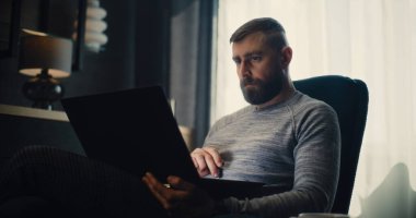 Dizüstü bilgisayarda çalışan, gerçek zamanlı hisse senetleri ve borsa grafiklerini izleyen, yatırım yapan profesyonel finans analisti. Başarılı İşadamı Konforlu İçişleri Bakanlığı 'nda çalışıyor. Doli Vuruşu.