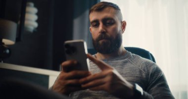 Profesyonel Borsa Borsası Analizi Gerçek Zamanlı Borsa Çizelgeleri Akıllı Telefon kullanarak, Yatırım Yaparak. Finans Dairesi 'nin rahat ofisinde çalışan başarılı Yatırım Ajanı.