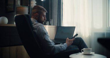 Dizüstü bilgisayar ve akıllı telefon kullanarak borsa komisyoncusu, çevrimiçi ticaret yazılımında gerçek zamanlı hisse senedi ve borsa grafiklerinin izlenmesi. Finansal Büro 'da çalışan başarılı Yatırım Ajanı.