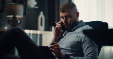 Profesyonel Finans Analisti Telefonda Ticaret Stratejisi, Gerçek Zamanlı Hisselerin İzlenmesi, Tablet Bilgisayarda Borsa Tabloları. Başarılı İşadamı Konforlu İçişleri Bakanlığı 'nda Çalışıyor.