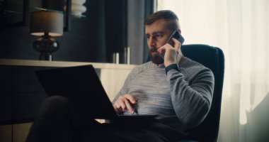 Profesyonel Borsa Tüccarı Gerçek Zamanlı Borsa Analizi Dizüstü bilgisayar kullanarak, Cep telefonuyla Konuşarak. Finans Dairesi 'nin rahat ofisinde çalışan başarılı Yatırım Ajanı.