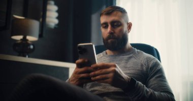 Profesyonel Borsa Borsası Analizi Gerçek Zamanlı Borsa Çizelgeleri Akıllı Telefon kullanarak, Yatırım Yaparak. Finans Dairesi 'nin rahat ofisinde çalışan başarılı Yatırım Ajanı.