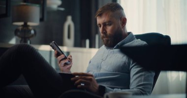 Akıllı Telefon ve Tablet Bilgisayar kullanarak Gerçek zamanlı borsa ve borsa grafiklerini izleyen odaklanmış borsa simsarı. Finans Dairesi 'nin rahat ofisinde çalışan Yatırım Ajanı.