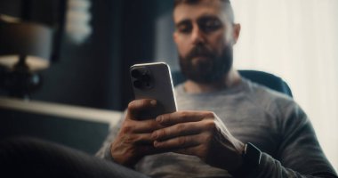 Smartphone üzerinde çalışan profesyonel finans analisti, Gerçek zamanlı hisse senedi ve borsa grafiklerini izleyen, yatırım yapan. Başarılı İşadamı Konforlu Yatırım Bankası Ofisinde Çalışıyor.