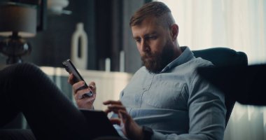 Akıllı Telefon ve Tablet Bilgisayar kullanarak Gerçek zamanlı borsa ve borsa grafiklerini izleyen odaklanmış borsa simsarı. Finans Dairesi 'nin rahat ofisinde çalışan Yatırım Ajanı.