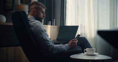 Çevrimiçi Ticaret Yazılım 'da Dizüstü bilgisayar ve Smartphone üzerinde çalışan Profesyonel Finans Analisti, Gerçek zamanlı Borsa Tabloları Analizi. Başarılı İşadamı Yatırım Bankası Ofisinde Çalışıyor.