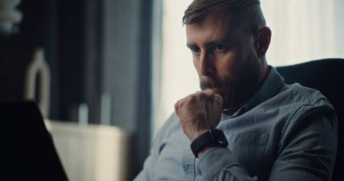 Konsantre Profesyonel Borsa Simsarı Laptop Kullanıyor, Gerçek zamanlı Borsa ve Borsa Çizelgelerini İzliyor. Başarılı Yatırım Ajanı, Mali Büro Ticaretinde Çalışıyor.