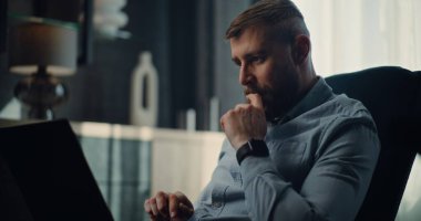 Dizüstü bilgisayarda çalışan, Gerçek zamanlı hisse senetlerini izleyen, borsa grafiklerini değiştiren heyecanlı bir finans analisti. Başarılı İşadamı Kârlı Yatırımlar Yapıyor, Konforlu Yatırım Bankası Ofisinde Çalışıyor