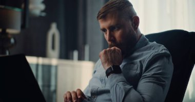 Konsantre Profesyonel Borsa Simsarı Laptop Kullanıyor, Gerçek zamanlı Borsa ve Borsa Çizelgelerini İzliyor. Başarılı Yatırım Ajanı, Mali Büro Ticaretinde Çalışıyor.