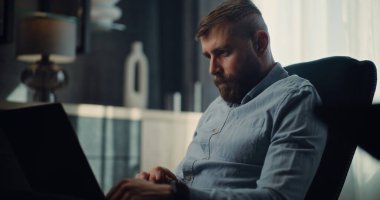 Konsantre Profesyonel Borsa Simsarı Laptop Kullanıyor, Gerçek zamanlı Borsa ve Borsa Çizelgelerini İzliyor. Başarılı Yatırım Ajanı, Mali Büro Ticaretinde Çalışıyor.