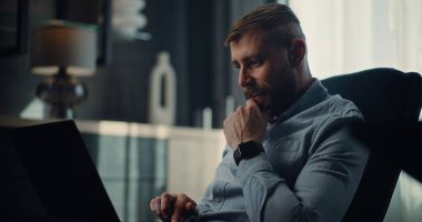 Dizüstü bilgisayarda çalışan, Gerçek zamanlı hisse senetlerini izleyen, borsa grafiklerini değiştiren heyecanlı bir finans analisti. Başarılı İşadamı Kârlı Yatırımlar Yapıyor, Konforlu Yatırım Bankası Ofisinde Çalışıyor