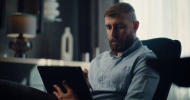 Konsantre Borsa Komisyoncusu Tablet Bilgisayar ve Dijital Kalem kullanarak Gerçek zamanlı Borsa ve Borsa Çizelgelerini İzliyor. Finans Bürosu 'nda çalışan Yatırım Ajanı. Doli Vuruşu.