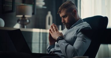 Dizüstü bilgisayarda Gerçek Zamanlı Borsa İzleme ve Borsa Çizelgeleri Üzücü Profesyonel Borsa Tüccarı Finansal Kriz Bozukluğu çekiyor. Yatırım Temsilcisi Ani Borsa Çöküşü Hakkında Stres Yaptı.