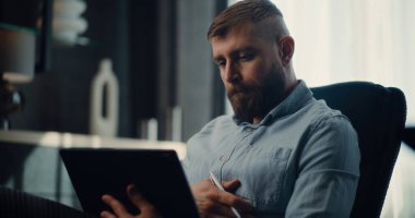 Konsantre Borsa Komisyoncusu Tablet Bilgisayar ve Dijital Kalem kullanarak Gerçek zamanlı Borsa ve Borsa Çizelgelerini İzliyor. Finans Bürosu 'nda çalışan Yatırım Ajanı. Doli Vuruşu.