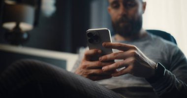 Smartphone üzerinde çalışan Finans Uzmanının Kapanışı, Gerçek zamanlı borsa grafiklerinin izlenmesi, yatırım yapılması. Başarılı İşadamı Konforlu Yatırım Bankası Ofisinde Çalışıyor.