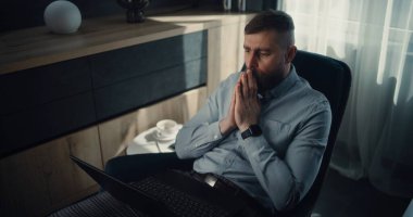 Borsa Çizelgelerini İzleyen Finansal Analizci ve Gerçek zamanlı Hisse Senetleri Dizüstü Bilgisayara Düşüyor, Finansal Kayıpları Yutuyor. Yatırım Temsilcisi Kötü Ekonomi Haberleri ve Borsa Çöküşü Hakkında Depresyona Girdi.