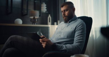 Tablet Bilgisayar ve Dijital Kalem Kullanarak Odaklanmış Borsa Simsarı, Gerçek zamanlı Borsa ve Borsa Tabloları İzleniyor. Finans Dairesi 'nin rahat ofisinde çalışan başarılı Yatırım Ajanı.