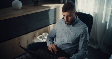 Profesyonel Finans Uzmanı Laptop üzerinde çalışıyor, Gerçek zamanlı hisse senetleri ve borsa grafiklerini izliyor, yatırım yapıyor. Başarılı İşadamı Yatırım Bankası Ofisi 'nde çalışıyor. Yüksek Açı.