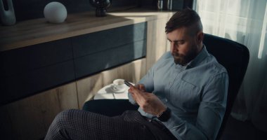 Profesyonel Borsa Yüksek Açısı Gerçek Zamanlı Borsa İzleme ve Akıllı Telefon kullanarak Borsa Çizelgeleri, Ticaret Anlaşması. Samimi İçişleri 'nde çalışan başarılı Yatırım Ajanı.