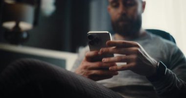 Smartphone üzerinde çalışan Finans Uzmanının Kapanışı, Gerçek zamanlı borsa grafiklerinin izlenmesi, yatırım yapılması. Başarılı İşadamı Konforlu Yatırım Bankası Ofisinde Çalışıyor.