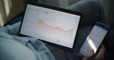 Smartphone ve Tablet Bilgisayar Kullanarak Profesyonel Borsa Ticaretini Kapat, Çevrimiçi Ticaret Uygulamasında Gerçek Zamanlı Borsa ve Borsa Çizelgelerini Analiz Et. Ofiste çalışan Yatırım Ajanı.