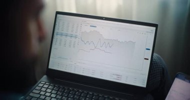 Laptop ve Smartphone kullanarak Borsa Borsasını Kapat, Çevrimiçi Ticari Yazılım 'da Gerçek Zamanlı Borsa ve Borsa Çizelgelerini İzle. İçişleri Bakanlığı 'nda çalışan başarılı Yatırım Ajanı.