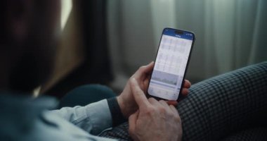 Smartphone Kullanarak Borsa Borsasını Kapat, Çevrimiçi Ticaret Uygulamasında Gerçek Zamanlı Borsa ve Borsa Çizelgelerini İzle. Finans Ajansı 'nda çalışan Yatırım Ajanı. Omzunun üstünden.