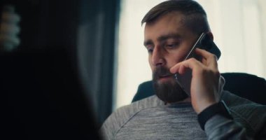 Profesyonel Borsa Komisyoncusunun Telefonla Konuşması, Gerçek zamanlı borsa grafiklerinin izlenmesi ve dizüstü bilgisayar kullanımı. Modern İçişleri 'nde Başarılı Yatırım Ajanı Çalışıyor.
