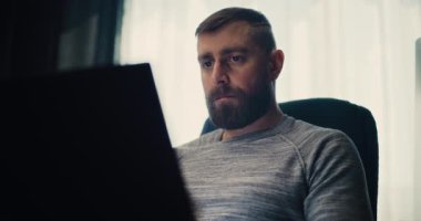 Odaklanmış Profesyonel Menkul Kıymetler Borsası İzleme Gerçek zamanlı Borsa Çizelgeleri Laptop Bilgisayar kullanarak, Yatırım Yaparak. Modern İçişleri Bakanlığı 'nda çalışan başarılı Yatırım Ajanı.