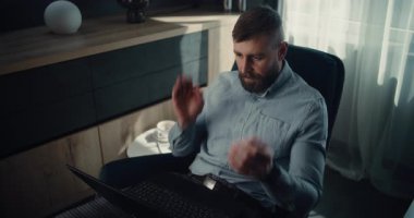 Başarılı bir Ticaret Anlaşması yaptıktan sonra Menkul Kıymetler Borsası Kutlaması, Gerçek zamanlı borsa grafikleri dizüstü bilgisayarda izlenmesi. Finans Dairesi 'nde çalışan heyecanlı iş adamı.