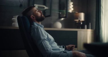 Profesyonel Finans Analisti Kapalı Gözlerle Sandalyede Oturuyor, İşten Sonra Dinlenme ve Sıkı Ticaret Günü. Rahat İçişleri Bakanlığı veya Yatırım Bankası Ofisi 'nde başarılı bir iş adamı. Doli Vuruşu.