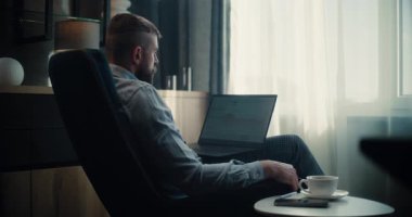 Dizüstü bilgisayar ve akıllı telefon kullanarak borsa komisyoncusu, çevrimiçi ticaret yazılımında gerçek zamanlı hisse senedi ve borsa grafiklerinin izlenmesi. Finansal Büro 'da çalışan başarılı Yatırım Ajanı.