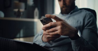 Başarılı İşadamının Kapanışı Smartphone üzerinde çalışıyor, Gerçek zamanlı borsa grafiklerini izliyor, yatırım yapıyor. Mali Analizci Konforlu Yatırım Bankası Ofisinde Çalışıyor.