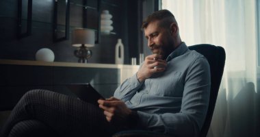 Tablet Bilgisayar ve Dijital Kalem Kullanarak Odaklanmış Borsa Simsarı, Gerçek zamanlı Borsa ve Borsa Tabloları İzleniyor. Finans Dairesi 'nin rahat ofisinde çalışan başarılı Yatırım Ajanı.