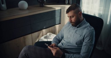 Profesyonel Borsa Yüksek Açısı Gerçek Zamanlı Borsa İzleme ve Akıllı Telefon kullanarak Borsa Çizelgeleri, Ticaret Anlaşması. Samimi İçişleri 'nde çalışan başarılı Yatırım Ajanı.