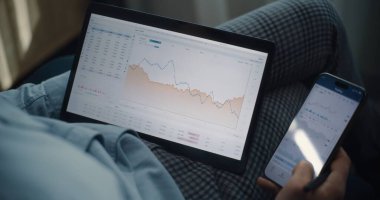 Smartphone ve Tablet Bilgisayar Kullanarak Profesyonel Borsa Ticaretini Kapat, Çevrimiçi Ticaret Uygulamasında Gerçek Zamanlı Borsa ve Borsa Çizelgelerini Analiz Et. Ofiste çalışan Yatırım Ajanı.