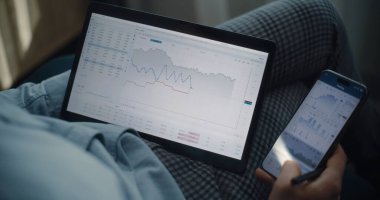 Smartphone ve Tablet Bilgisayar Kullanarak Profesyonel Borsa Ticaretini Kapat, Çevrimiçi Ticaret Uygulamasında Gerçek Zamanlı Borsa ve Borsa Çizelgelerini Analiz Et. Ofiste çalışan Yatırım Ajanı.