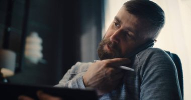 Finansal Analistin Konuşmasını Kapat, Tablet Bilgisayar üzerinde çalış, Gerçek zamanlı borsa grafiklerini izle. Başarılı İşadamı Konforlu Yatırım Bankası Ofisinde Çalışıyor.