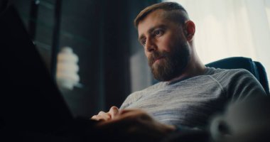 Dizüstü bilgisayarda çalışan profesyonel finans analisti, Gerçek zamanlı hisse senedi ve borsa grafiklerini izleyen, kahve içen. Başarılı İşadamı Konforlu Yatırım Bankası Ofisinde Çalışıyor.