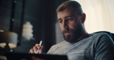 Finansal Analistin Konuşmasını Kapat, Tablet Bilgisayar üzerinde çalış, Gerçek zamanlı borsa grafiklerini izle. Başarılı İşadamı Konforlu Yatırım Bankası Ofisinde Çalışıyor.