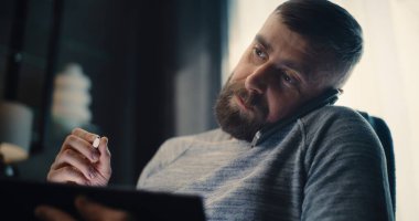 Finansal Analistin Konuşmasını Kapat, Tablet Bilgisayar üzerinde çalış, Gerçek zamanlı borsa grafiklerini izle. Başarılı İşadamı Konforlu Yatırım Bankası Ofisinde Çalışıyor.