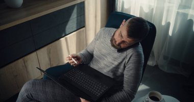 Yüksek Finansal Analistin Telefonu Var, Dizüstü bilgisayarda çalışıyor, Gerçek zamanlı borsa ve borsa grafiklerini izliyor. Başarılı İşadamı Konforlu Yatırım Bankası Ofisinde Çalışıyor.