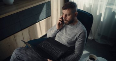 Yüksek Finansal Analistin Telefonu Var, Dizüstü bilgisayarda çalışıyor, Gerçek zamanlı borsa ve borsa grafiklerini izliyor. Başarılı İşadamı Konforlu Yatırım Bankası Ofisinde Çalışıyor.