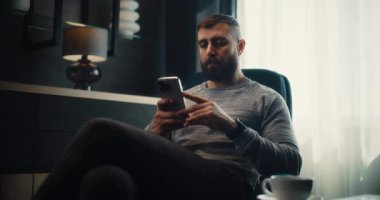 Profesyonel Borsa Komisyoncusu Gerçek Zamanlı Borsa Analizi ve Akıllı Telefon kullanarak Borsa Çizelgeleri, Yatırım Yapıyor. Finans Dairesi 'nin rahat ofisinde çalışan başarılı Yatırım Ajanı.